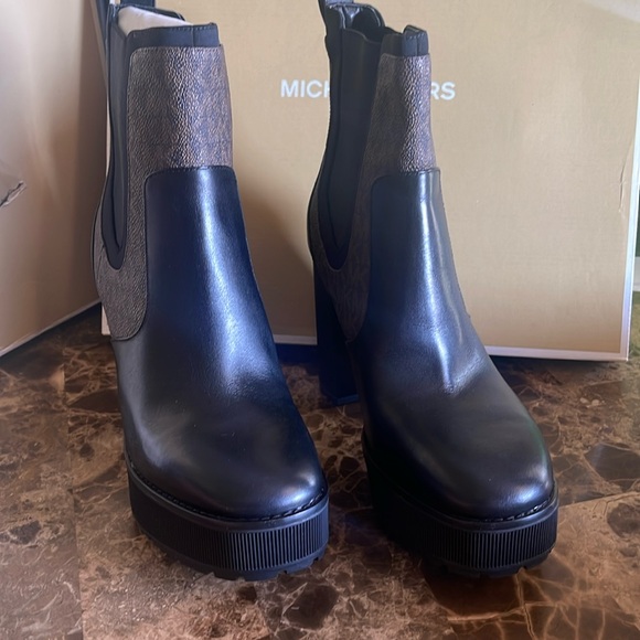 Michael Michael Kors Platform Chelsea Boot - Picture 2 of 9